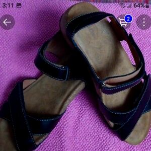 Taos Black size 9/9.5 sandals